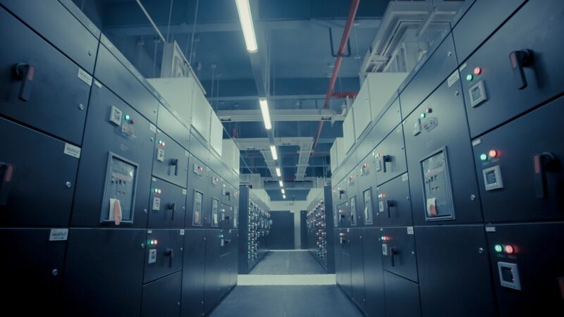 Schaltanlagen und digitale Anzeigetafeln in einer Industriehalle veranschaulichen die ABB Quartalszahlen aus dem Energie- und Automatisierungsgeschäft – Foto: Akela999 / Pixabay