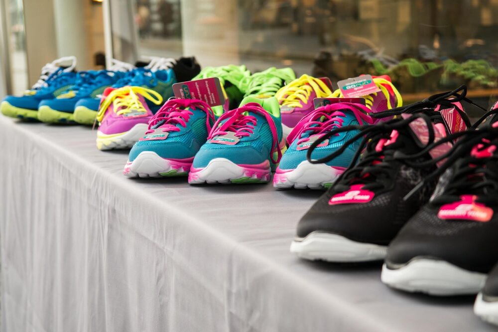 Sportschuhe und Sportbekleidung in einem Geschäft stehen sinnbildlich für die angehobene Adidas Gewinnprognose – Foto: Didgeman / Pixabay