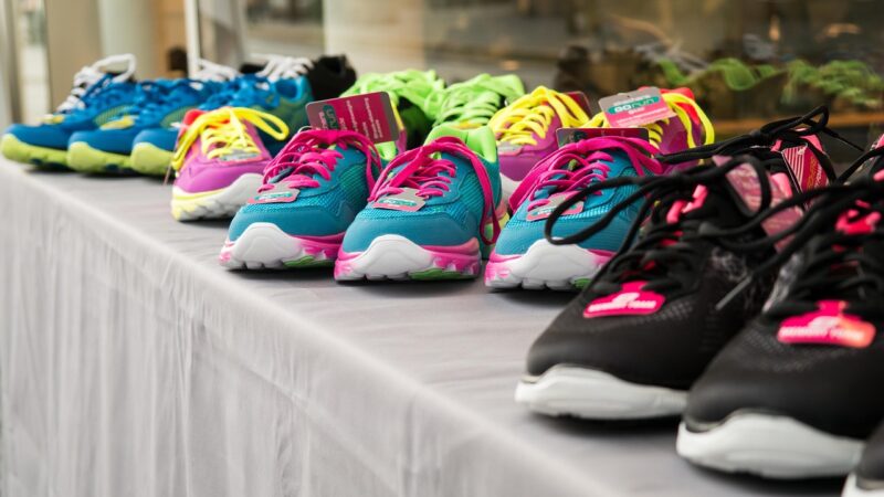 Sportschuhe und Sportbekleidung in einem Geschäft stehen sinnbildlich für die angehobene Adidas Gewinnprognose – Foto: Didgeman / Pixabay