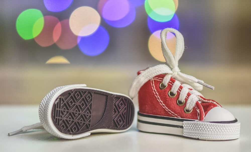 Ein Lagerregal mit zahlreichen Paaren Laufschuhen symbolisiert den gestiegenen Adidas Gewinn im dritten Quartal 2026 – Foto: Alexas_Fotos / Pixabay