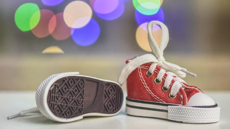 Ein Lagerregal mit zahlreichen Paaren Laufschuhen symbolisiert den gestiegenen Adidas Gewinn im dritten Quartal 2026 – Foto: Alexas_Fotos / Pixabay