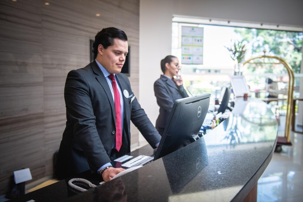 Helle Hotellobby mit Empfangstresen, die für ARCOTEL als Arbeitgeber in der Hotellerie steht – Foto: Rodrigo_SalomonHC / Pixabay