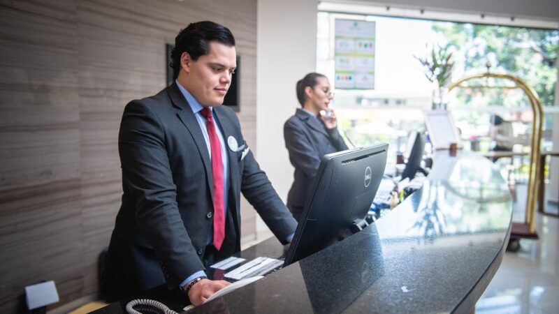 Helle Hotellobby mit Empfangstresen, die für ARCOTEL als Arbeitgeber in der Hotellerie steht – Foto: Rodrigo_SalomonHC / Pixabay