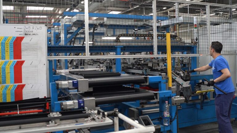 Produktionslinie in einem Automobilwerk, die für die Lage bei Audi Neckarsulm steht – Foto: x3 / Pixabay