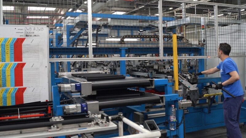Produktionslinie in einem Automobilwerk, die für die Lage bei Audi Neckarsulm steht – Foto: x3 / Pixabay