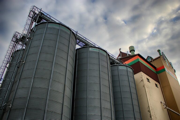 Ein Agrarhandelshof mit Silos und Gabelstapler steht sinnbildlich für den verschobenen Baywa Bericht – Foto: Momentmal / Pixabay