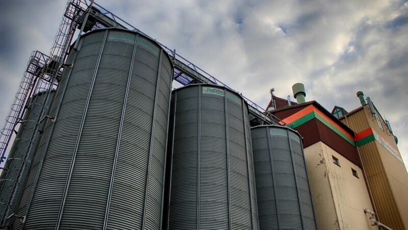 Ein Agrarhandelshof mit Silos und Gabelstapler steht sinnbildlich für den verschobenen Baywa Bericht – Foto: Momentmal / Pixabay