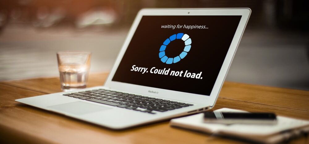 Leere Büroarbeitsplätze mit Computerbildschirmen symbolisieren den Ansturm auf die BMW-Abfindung im Mitarbeiterportal – Foto: geralt / Pixabay