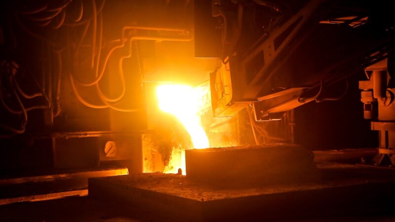 Industrielle Wärmebehandlungsanlage mit Metallteilen, passend zum Geschäft von Bodycote – Foto: zephylwer0 / Pixabay
