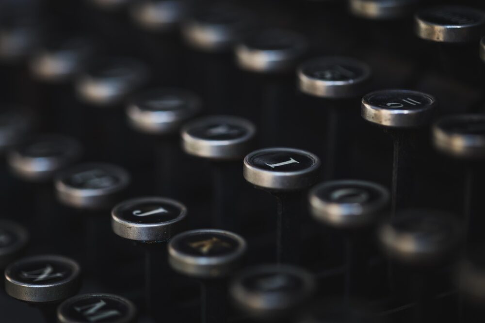 Eine mechanische Computertastatur auf einem Schreibtisch symbolisiert den Umsatzrückgang bei Cherry SE – Foto: sa_ba_sabrina / Pixabay