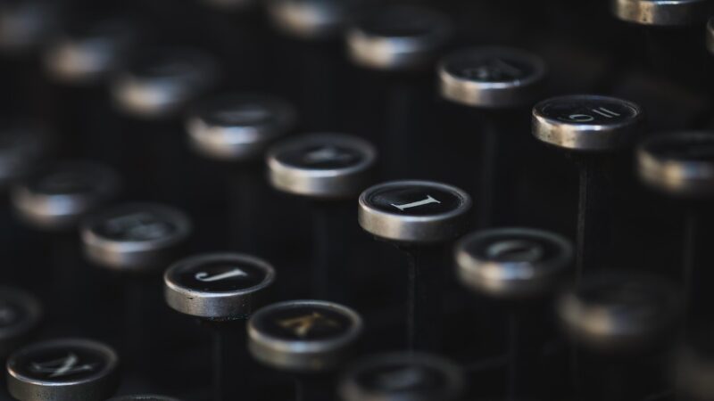 Eine mechanische Computertastatur auf einem Schreibtisch symbolisiert den Umsatzrückgang bei Cherry SE – Foto: sa_ba_sabrina / Pixabay