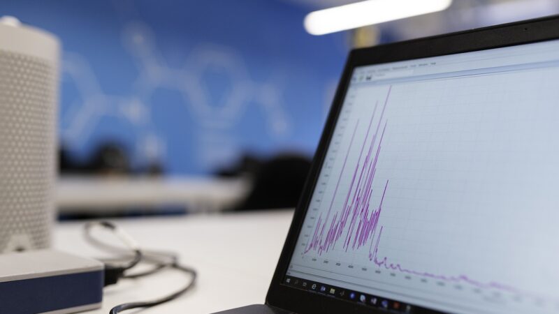 Schreibtisch mit Forschungsdiagrammen und Laptop symbolisiert die Partnerschaft von Digital Science und Sunmedia im Research-Reporting – Foto: This_is_Engineering / Pixabay