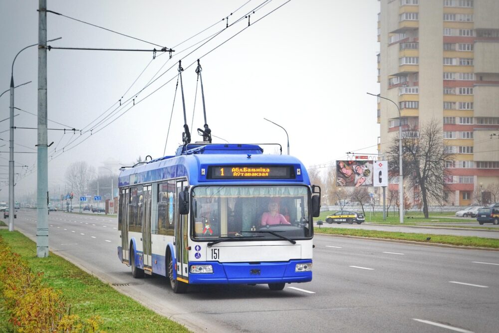 Ein Elektrobus steht am Betriebsgelände während der Ladephase, ein zentrales Element beim E-Bus-Test in Klagenfurt – Foto: EPr-666 / Pixabay