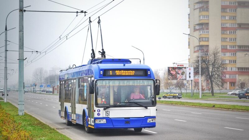 Ein Elektrobus steht am Betriebsgelände während der Ladephase, ein zentrales Element beim E-Bus-Test in Klagenfurt – Foto: EPr-666 / Pixabay