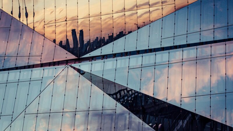 Glasfassade mit dynamisch getönten Scheiben zeigt eine moderne Smart-Glass-Anwendung im Überkopfbereich eines Gebäudes – Foto: wal_172619 / Pixabay