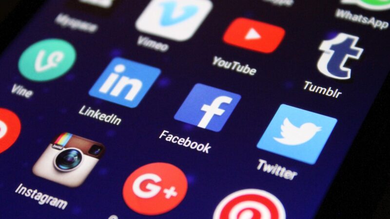 Ein Smartphone mit verschwommenem Social-Media-Feed liegt auf einem Schreibtisch als Symbolbild zur Facebook-Whistleblowerin – Foto: Pixelkult / Pixabay