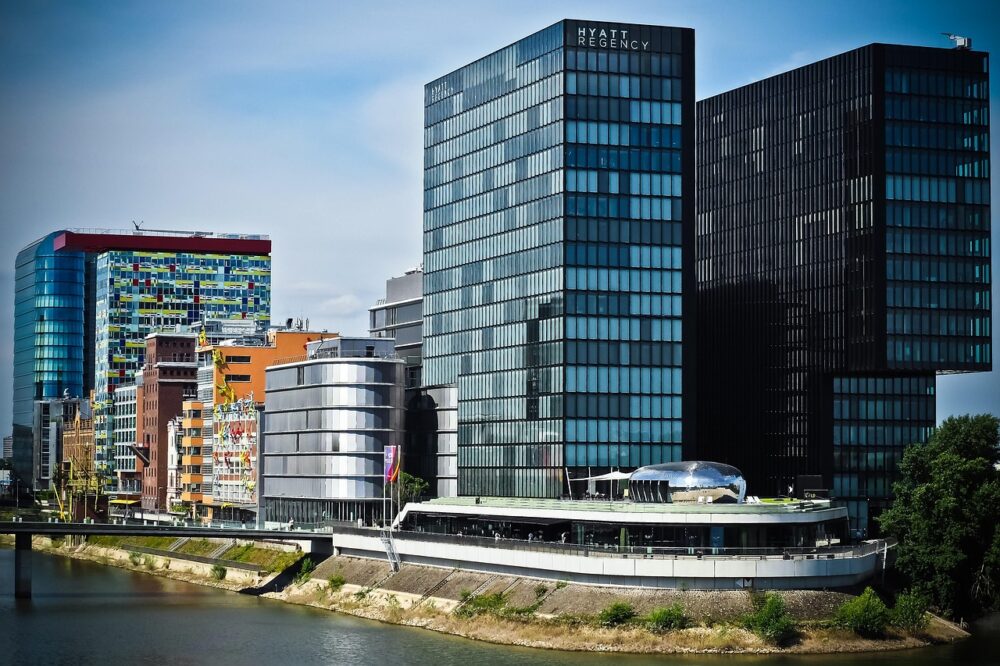Moderne Wohn- und Bürogebäude an einem Wasserweg stehen sinnbildlich für die Quartalszahlen von Balder im Immobiliensektor – Foto: 652234 / Pixabay