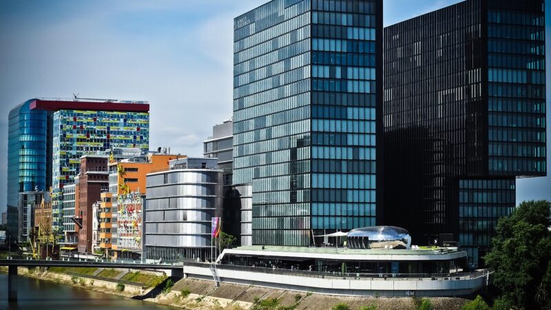 Moderne Wohn- und Bürogebäude an einem Wasserweg stehen sinnbildlich für die Quartalszahlen von Balder im Immobiliensektor – Foto: 652234 / Pixabay