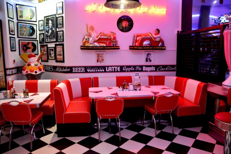 Ein verlassenes Diner-Restaurant steht sinnbildlich für die Insolvenz des Hard Rock Café in Innsbruck – Foto: terimakasih0 / Pixabay