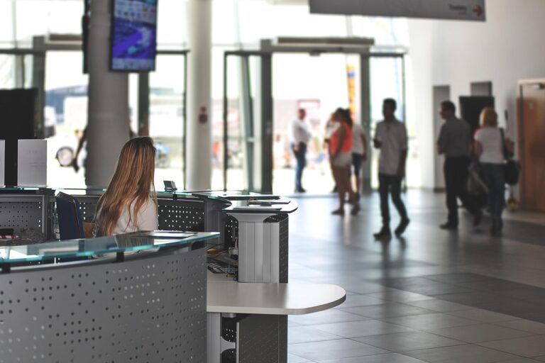 Moderne Bürolobby mit Glasfronten und warmem Morgenlicht als Symbolbild für die besten Arbeitgeber Europas – Foto: AS_Photography / Pixabay