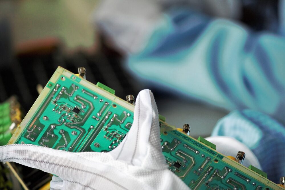 Reinraum einer Chipfabrik, wie sie Infineon am Standort Villach für die Produktion von GaN-Halbleitern nutzt – Foto: ranjatm / Pixabay