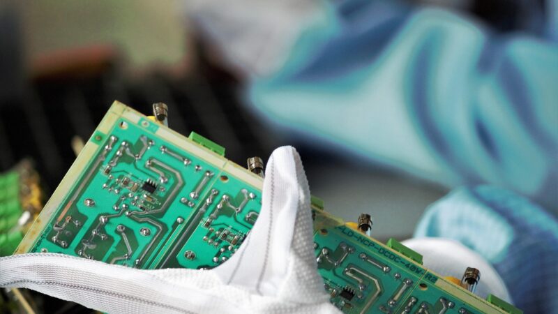 Reinraum einer Chipfabrik, wie sie Infineon am Standort Villach für die Produktion von GaN-Halbleitern nutzt – Foto: ranjatm / Pixabay