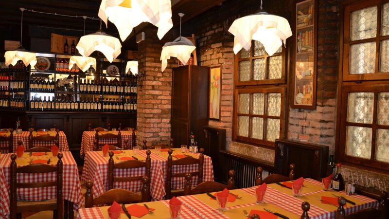Das Bild zeigt ein italienisches Restaurant mit warmem Licht, wie es für die vom L'Osteria-Gründer mitgeprägte Gastronomie typisch ist – Foto: aldonahawthorne / Pixabay