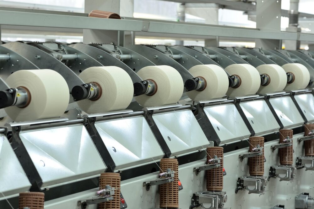 Industrielle Faserproduktion symbolisiert den Konzernumbau nach der Lenzing-Kapitalerhöhung – Foto: medyamen2 / Pixabay
