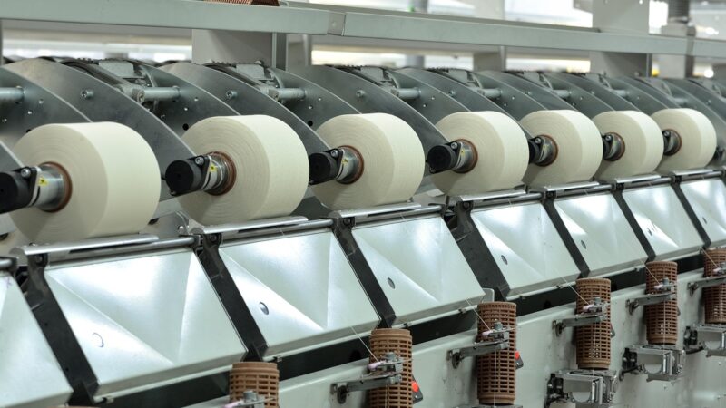 Industrielle Faserproduktion symbolisiert den Konzernumbau nach der Lenzing-Kapitalerhöhung – Foto: medyamen2 / Pixabay