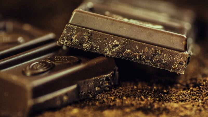 Schokoladentafeln auf einem Förderband symbolisieren den Konzern, bei dem der Lindt-CEO entlassen wurde – Foto: AlexanderStein / Pixabay