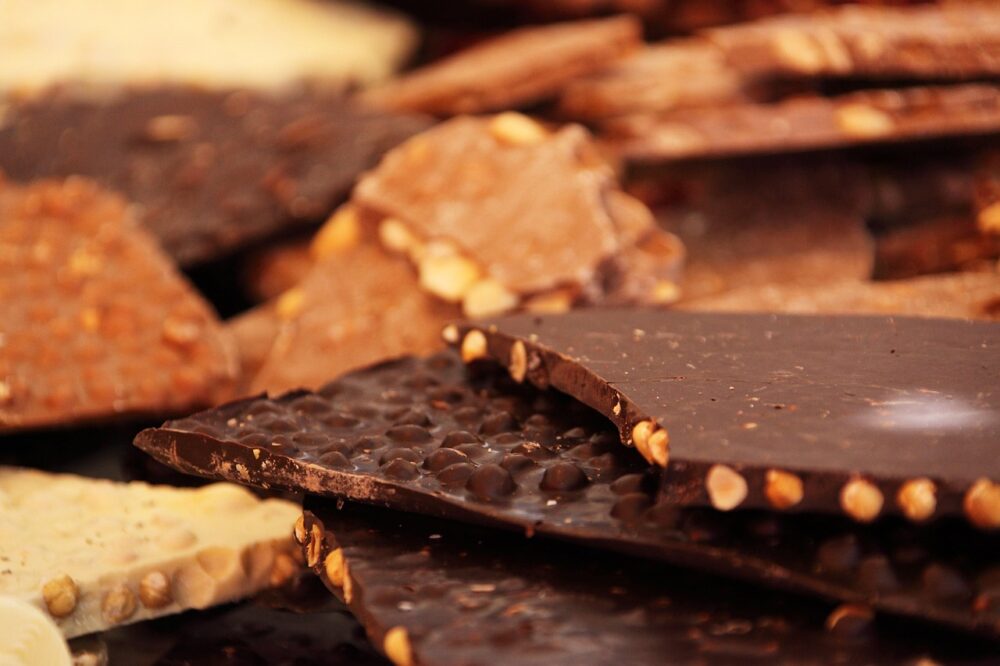 Produktionslinie für Schokolade in einer Fabrikhalle, aufgenommen im Zuge des Lindt Führungswechsels an der Unternehmensspitze – Foto: PublicDomainPictures / Pixabay