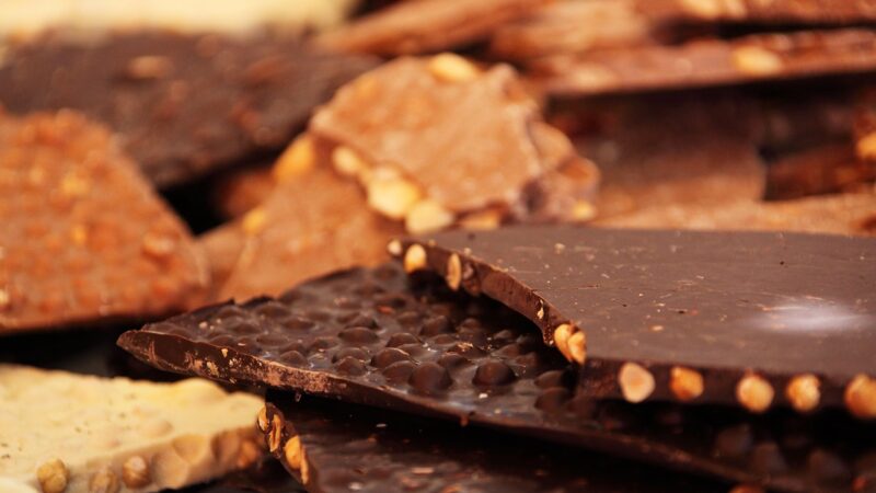 Produktionslinie für Schokolade in einer Fabrikhalle, aufgenommen im Zuge des Lindt Führungswechsels an der Unternehmensspitze – Foto: PublicDomainPictures / Pixabay