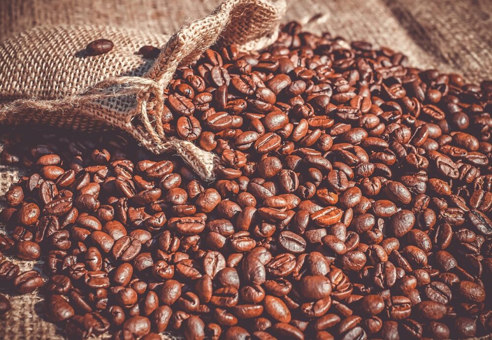 Industrielle Kaffeerösterei mit Röstmaschinen, passend zu den aktuellen Melitta Halbjahreszahlen – Foto: Couleur / Pixabay