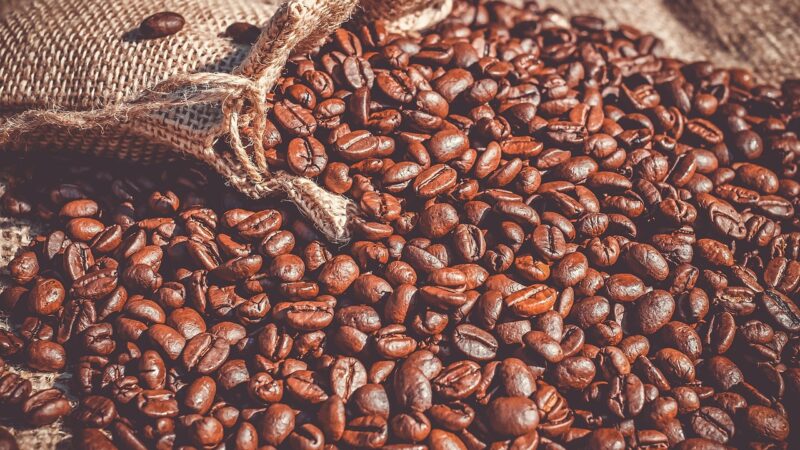 Industrielle Kaffeerösterei mit Röstmaschinen, passend zu den aktuellen Melitta Halbjahreszahlen – Foto: Couleur / Pixabay