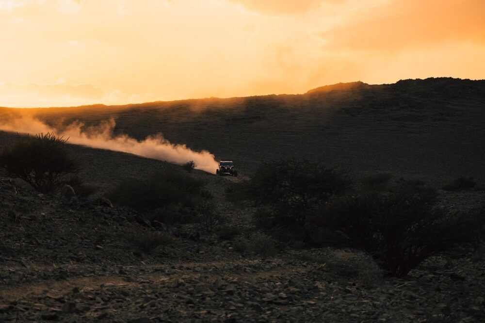 Ein geländetaugliches SUV fährt durch die Wüste, sinnbildlich für den MINI-Auftritt bei der Rebelle Rally – Foto: akositim / Pixabay
