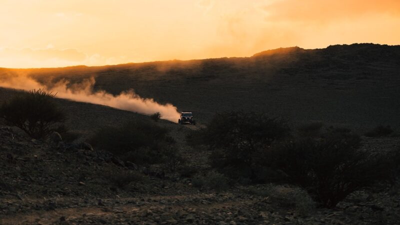 Ein geländetaugliches SUV fährt durch die Wüste, sinnbildlich für den MINI-Auftritt bei der Rebelle Rally – Foto: akositim / Pixabay