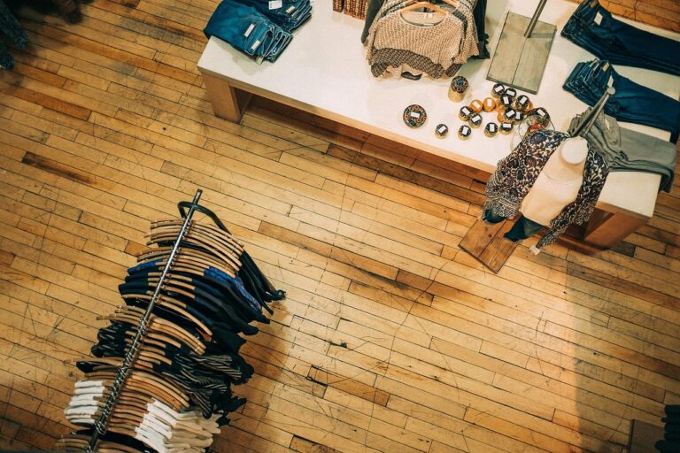 Schaufenster eines Modehauses in einer süddeutschen Innenstadt, Symbolbild zur Keller-Warth Insolvenz – Foto: Pexels / Pixabay