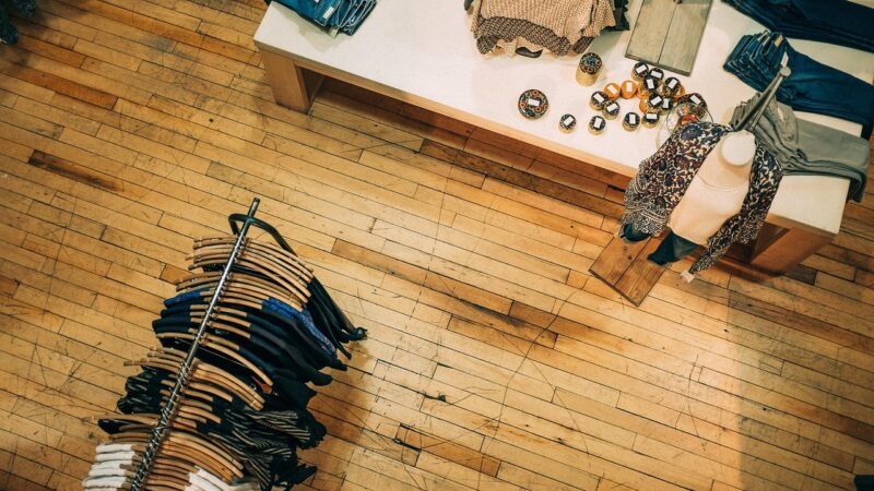 Schaufenster eines Modehauses in einer süddeutschen Innenstadt, Symbolbild zur Keller-Warth Insolvenz – Foto: Pexels / Pixabay