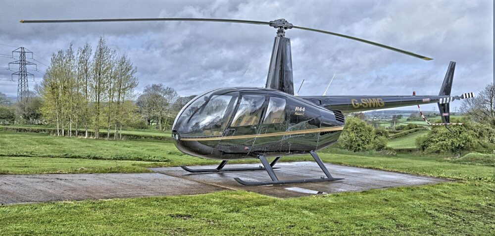 Ein Hubschrauber steht in einem offenen Hangar am Flugplatz, Symbolbild für die Morgenstern Helicopter GmbH nach dem Diebstahl der Maschine – Foto: digihanger / Pixabay