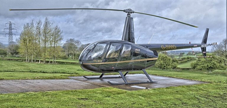 Ein Hubschrauber steht in einem offenen Hangar am Flugplatz, Symbolbild für die Morgenstern Helicopter GmbH nach dem Diebstahl der Maschine – Foto: digihanger / Pixabay