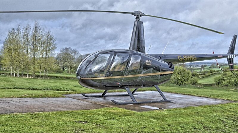 Ein Hubschrauber steht in einem offenen Hangar am Flugplatz, Symbolbild für die Morgenstern Helicopter GmbH nach dem Diebstahl der Maschine – Foto: digihanger / Pixabay