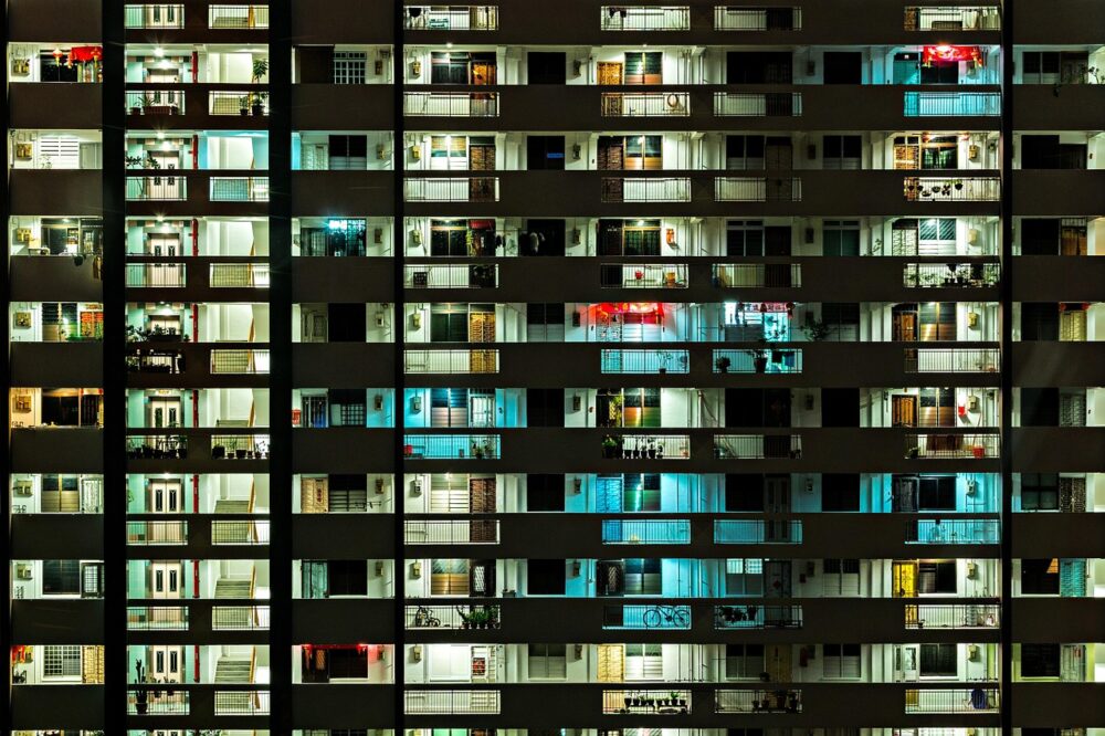 Beleuchtete Fenster einer sanierten Wohnanlage am Abend, Symbolbild für das ÖBB-Wohnprojekt für Schichtarbeiter in Villach – Foto: xegxef / Pixabay