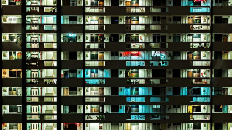 Beleuchtete Fenster einer sanierten Wohnanlage am Abend, Symbolbild für das ÖBB-Wohnprojekt für Schichtarbeiter in Villach – Foto: xegxef / Pixabay