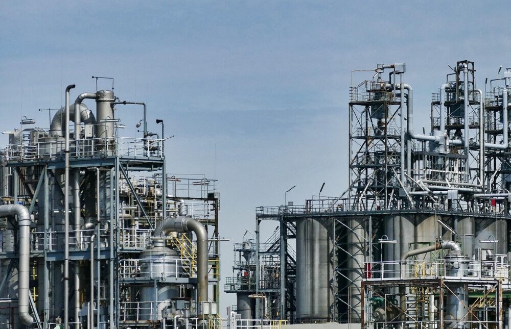 Raffinerieanlage mit Rohren und Tanks im Morgenlicht symbolisiert den gestiegenen OMV Gewinn im dritten Quartal 2026 – Foto: SatyaPrem / Pixabay