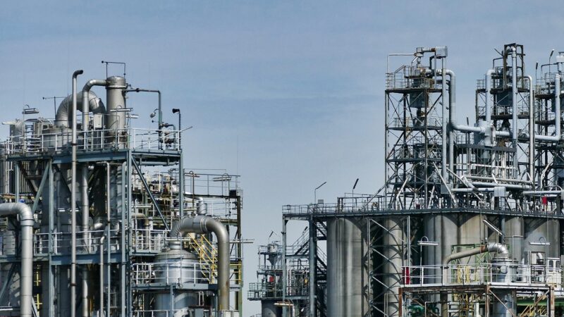 Raffinerieanlage mit Rohren und Tanks im Morgenlicht symbolisiert den gestiegenen OMV Gewinn im dritten Quartal 2026 – Foto: SatyaPrem / Pixabay