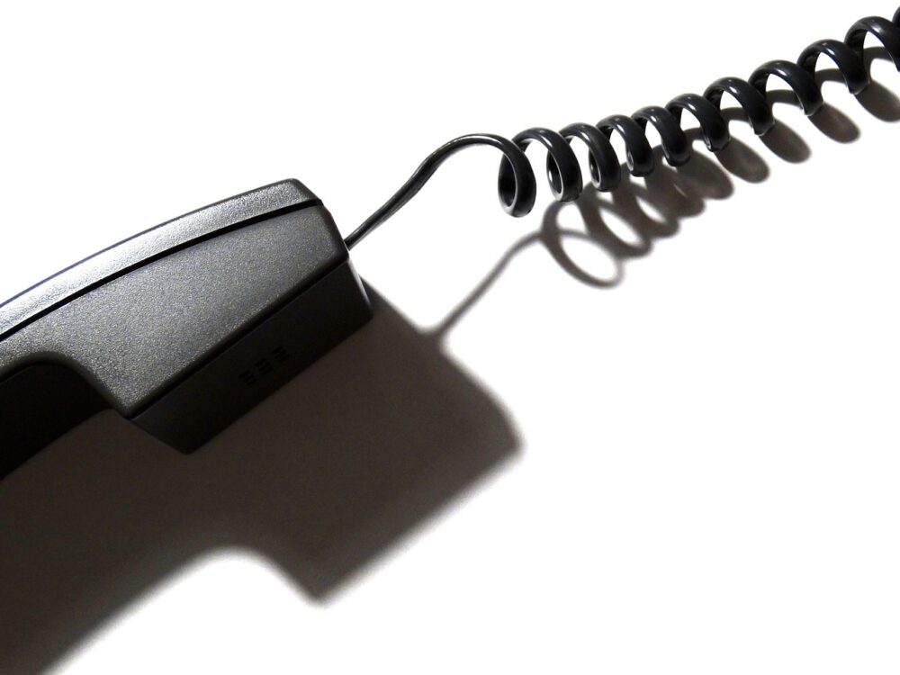 Ein Telefon auf einem Schreibtisch symbolisiert die telefonische Beratung von Rat auf Draht – Foto: 422737 / Pixabay