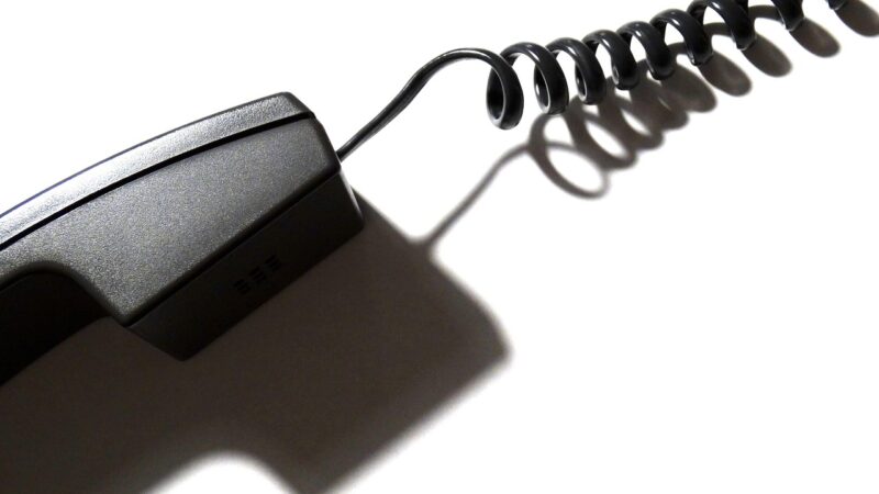 Ein Telefon auf einem Schreibtisch symbolisiert die telefonische Beratung von Rat auf Draht – Foto: 422737 / Pixabay