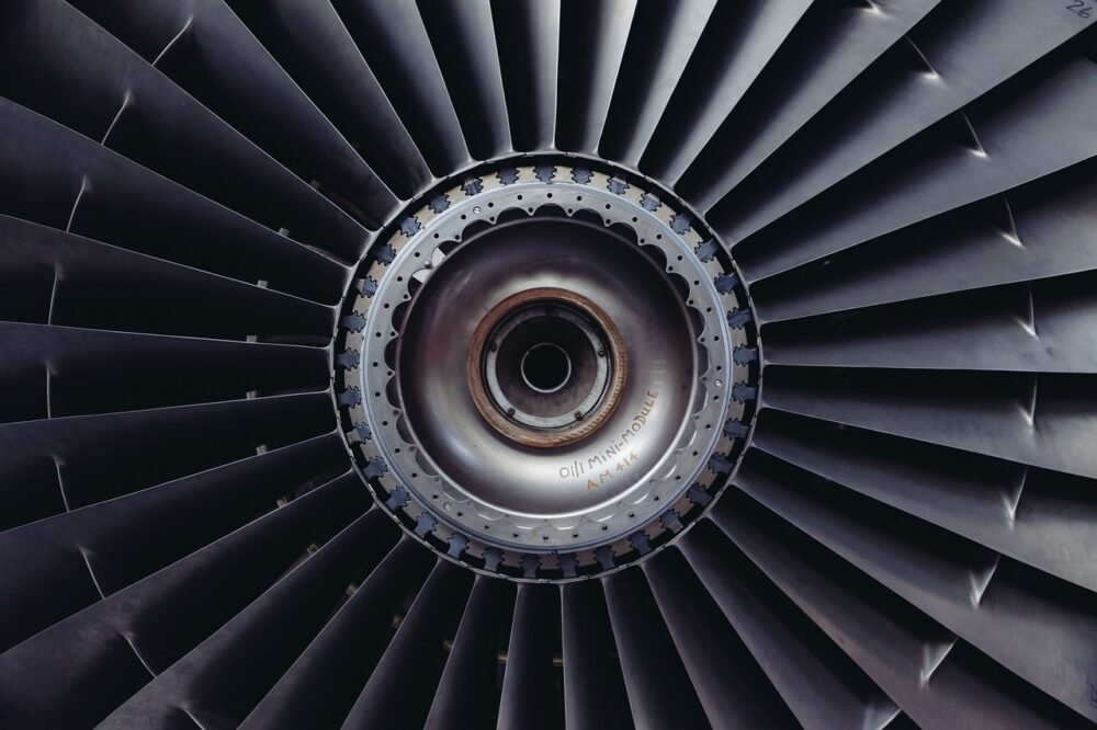 Ein Düsentriebwerk-Bauteil in der Fertigung symbolisiert die angehobene RTX Prognose für 2026 – Foto: LittleVisuals / Pixabay