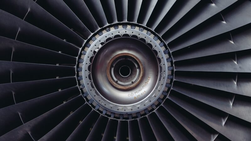 Ein Düsentriebwerk-Bauteil in der Fertigung symbolisiert die angehobene RTX Prognose für 2026 – Foto: LittleVisuals / Pixabay