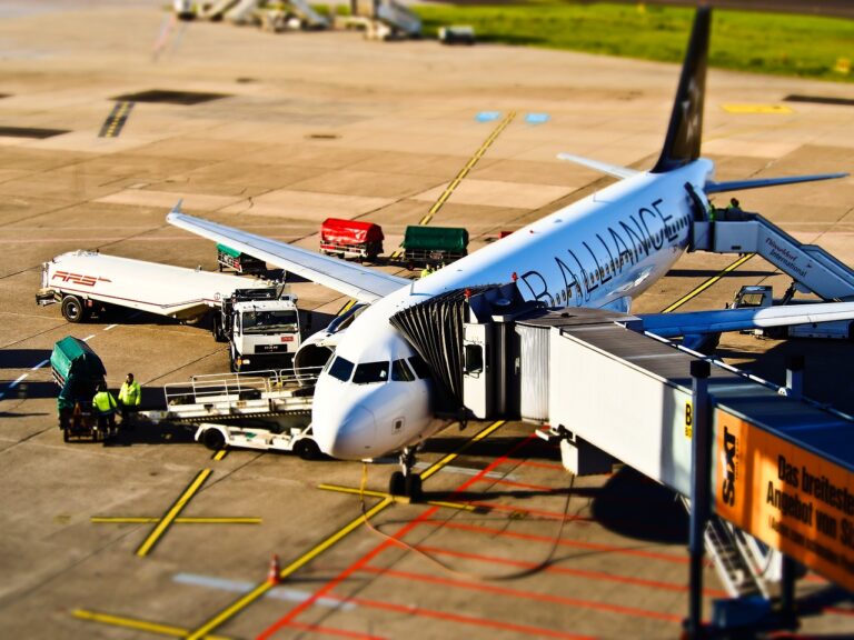 Ein Flugzeug steht bei Dämmerung auf dem Rollfeld, während im Hintergrund die Ryanair Wien Streckenstreichung für Unsicherheit bei Beschäftigten sorgt – Foto: 652234 / Pixabay